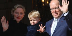 Ο πρίγκιπας Ζακ του Μοναδκό στην αγκαλιά της μητέρας του