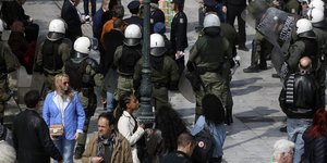 Προσαγωγές πριν από τη μαθητική παρέλαση/ Φωτογραφία: INTIMENEWS- ΚΑΠΑΝΤΑΗΣ ΔΗΜΗΤΡΗΣ