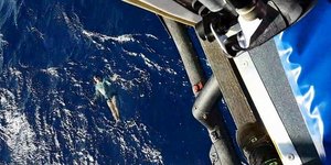 O Γερμανός Άρνε Μούρκε πάλαιψε επί δυόμιση ώρες με τα κύματα (Φωτογραφία: facebook/Lowe Corporation Rescue Helicopter Service)