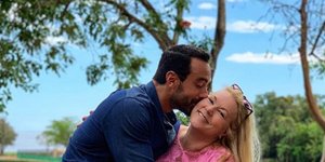 Ο Σάκης Τανιμανίδης με την μητέρα του στον Αγιο Δομίνικο