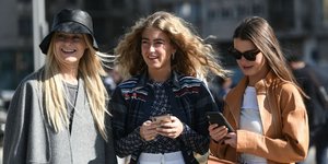 Fashionista ποζάρουν στο φακό/ Φωτογραφία: Shutterstock
