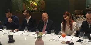 Το τραπέζι που έκαναν στελέχη του ΠΑΣΟΚ στον Κ. Σημίτη σε μπαρ-ρέστοραν στα Λαδάδικα -Φωτογραφία: ethnos.gr