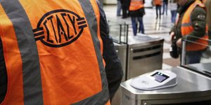 Εργαζόμενος της ΣΤΑΣΥ σε σταθμό του Μετρό