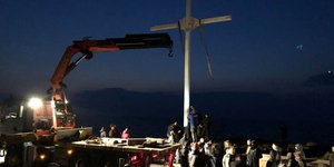 Η ανύψωση του νέου σταυρού / Φωτογραφία: zoiforos.gr