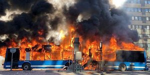 Οι πυροσβέστες χρειάστηκαν 40΄ για να σβήσουν την πυρκαγιά (Φωτογραφία: Twitter)