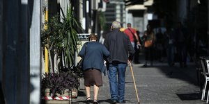 Δύο συνταξιούχοι περπατούν στον δρόμο (Φωτογραφία: SOOC)