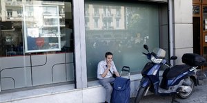 Ενας συνταξιούχος έξω από υποκατάστημα τράπεζας / Φωτογραφία: SOOC