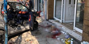 Αυτοκίνητο καρφώθηκε σε πολυκατοικία στην Ακαδημία Πλάτωνος (Φωτογραφία: Μοτοσυκλέτες Ταχείας Ανταπόκρισης EKAB)