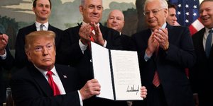 O πρόεδρος των ΗΠΑ δείχνει το διάταγμα που μόλις υπέγραψε (Φωτογραφία: ΑΡ/Susan Walsh)