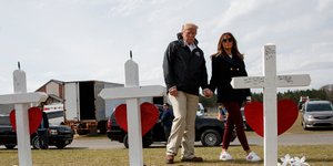 Το προεδρικό ζεύγος των ΗΠΑ επισκέφθηκε την Παρασκευή την Αλαμπάμα (Φωτογραφία: AP/Carolyn Kaster)
