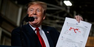 Ο Τραμπ κρατώντας χάρτη της Συρίας (Φωτο: ΑΡ)