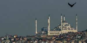 Το τεράστιο τέμενος άνοιξε τις πύλες του για τους πιστούς / Φωτογραφία: AP Images