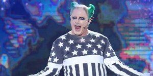 Ο Πασχάλης Τσαρούχας ως Κιθ Φλιντ στο YFSF. Φωτογραφία: YouTube