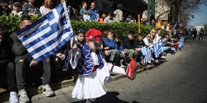 Μικρός τσολιάς κάνει τη δική του παρέλαση στο Σύνταγμα / Φωτογραφία: Eurokinissi/Τατιάνα Μπόλαρη
