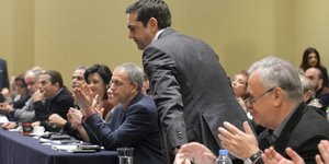 Ο Αλέξης Τσίπρας με άλλα μέλη της Κεντρικής Επιτροπής