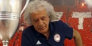 Η στιγμή που ο Τάκης Τσουκαλάς εκφράζει τα συλλυπητήριά του / Φωτογραφία: YouTube