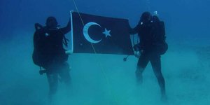 Τούρκοι βατραχάνθρωποι κρατούν την τουρκική σημαία (Φωτο: twitter)