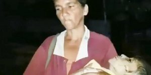 Μητέρα με το πεθαμένο παιδί της στην αγκαλιά