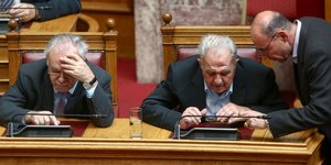 Στα υπουργικά έδρανα κατά την ψηφοφορία /Φωτογραφία: Intime News