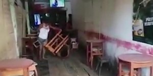 Επίθεση με σκαμπό δέχτηκε ένας άνδρας από την σύζυγό του. Φωτογραφία: YouTube