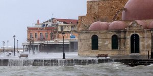 Στο έλεος της κακοκαιρίας ξανά η Κρήτη -Βγήκε η θάλασσα στη στεριά