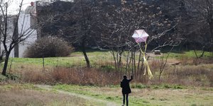 Κορίτσι πετά χαρταετό/ Φωτογραφία: INTIME NEWS- Villa Costa