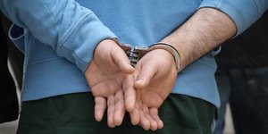 Χειροπέδες σε άνδρα/ Φωτογραφία: INTIME NEWS- ΜΠΑΛΤΑΣ ΚΩΣΤΑΣ