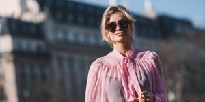 Γυναίκα ποζάρει στον φακό/Φωτογραφία Shutterstock