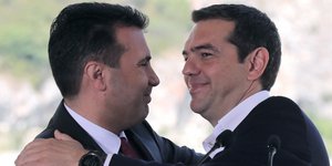 Ζόραν Ζάεφ και Αλέξης Τσίπρας αγκαλιάζονται στις Πρέσπες (AP Photo/Yorgos Karahalis)