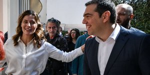 Η Περιστέρα Μπαζιάνα ακουμπά στον ώμο τον Αλέξη Τσίπρα