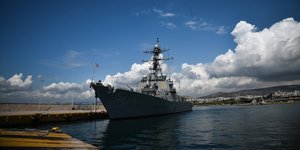 Εντυπωσιακό το αμερικανικό αντιτορπιλικό ακόμα και όταν είναι δεμένο στο λιμάνι