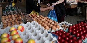 Αυγά κόκκινα και λευκά σε καρτέλες