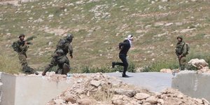 Ο 16χρονος Παλαιστίνιος τρέχει με κλειστά τα μάτια και δεμένα τα χέρια