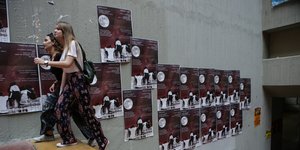 Φοιτήτριες στα σκαλιά της Νομικής