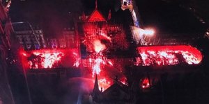 Η Παναγιά των Παρισίων στις φλόγες από εικόνες drone