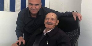Ο 92χρονος Νικόλαος Καραγιαννάκης καθιστός