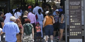 Είσοδος Ακρόπολης με τουρίστες