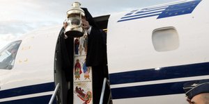 Το Αγιο Φως στο αεροδρόμιο