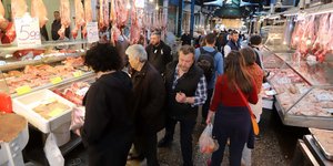 Αγορά Πάσχα κόσμος ψωνίζει κρέας 