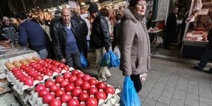 Καταναλωτες στην αγορά ψωνίζουν για το Πάσχα