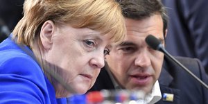 Ο Αλέξης Τσίπρας συζητά με την Ανγκελα Μέρκελ