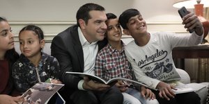 Σέλφι του Αλέξη Τσίπρα με παιδιά Ρομά
