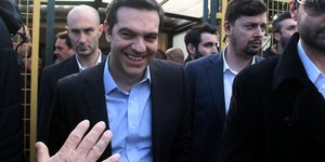 Αλέξης Τσίπρας χαμογελαστός με κόσμο