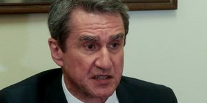 Ανδρέας Λοβέρδος με μαύρο σακάκι 