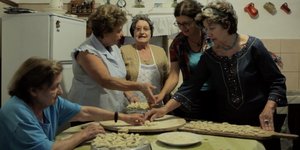 Γυναίκες πλάθουν κουλούρια 