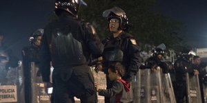 Αστυνομία στο Μεξικό με ασπίδες και παιδί 