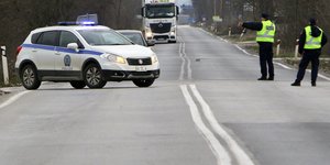 Περιπολικό και δύο αστυνομικοί στο δρόμο
