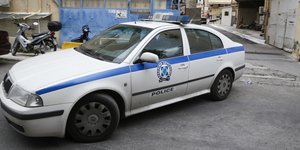 Περιπολικό στο δρόμο παρκαρισμένο