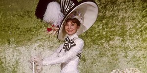 Η Όντρεϊ Χεπμπορν με μεγάλο καπέλο και ομπρέλα