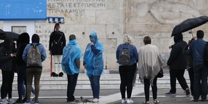 Βροχή στο Σύνταγμα, τουρίστες με γαλάζια αδιάβροχα